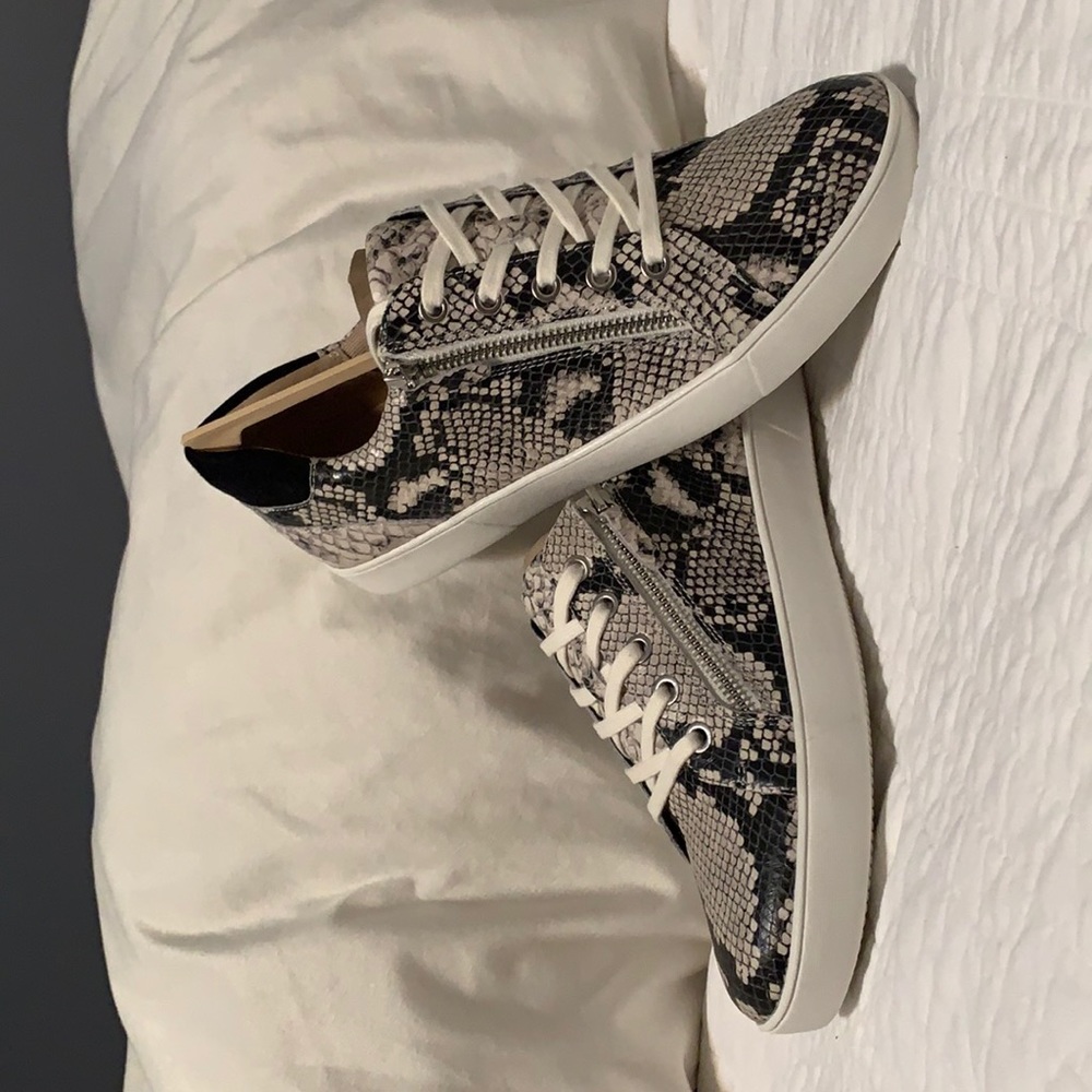 Women’s tennis shoes